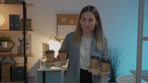 Ung Kvinna Tar Med Sig För Att Kaffe Till Kontoret — Stockvideo