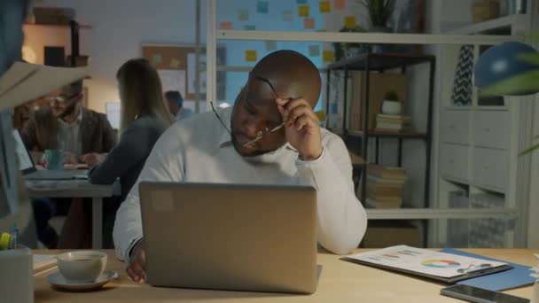 Gestresste Büroangestellte Die Mit Dem Laptop Dokumente Von Kollegen Holen — Stockvideo