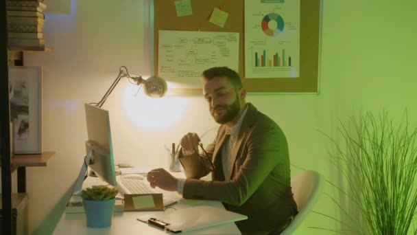 Pengusaha Yang Bekerja Meja Kantor Kemudian Menikmati Pesta Perusahaan Dengan — Stok Video
