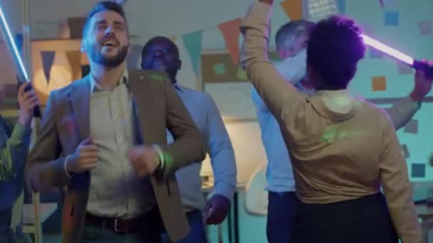 Grupo Multirracial Trabalhadores Escritório Divertindo Dança Partido Negócios Rindo Noite — Vídeo de Stock