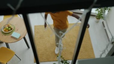 Heyecanlı Afrikalı Amerikalı öğrencilerin evde mutfakta dans edip tek başına eğlenmesi. Gençlik yaşam tarzı ve eğlence etkinliği konsepti.