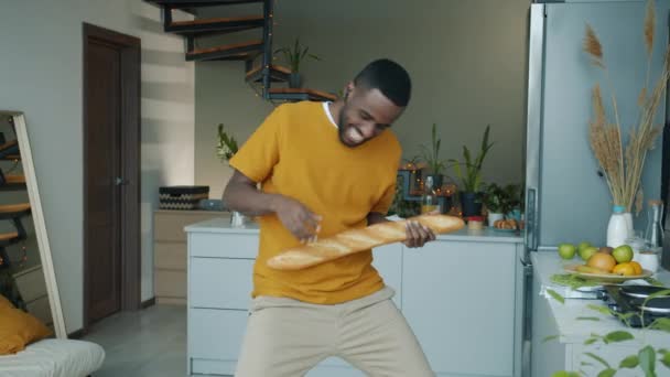 Estudiante Alegre Tocando Guitarra Imaginaria Bailando Disfrutando Música Cocina Casa — Vídeos de Stock