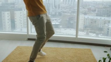 Müzik dinlemek için kulaklık ve akıllı telefon kullanan modern Afro-Amerikan öğrencinin eğik portresi. Aygıtlar ve boş zaman etkinliği kavramı.