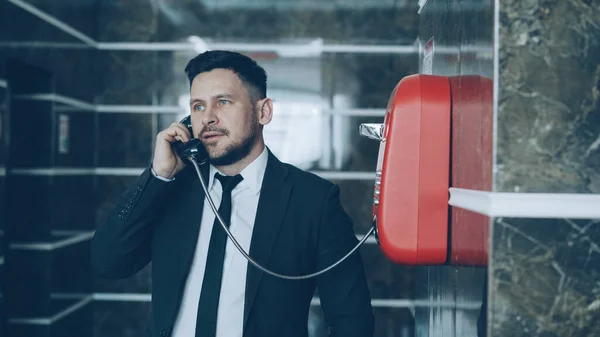 Γενειοφόρος Νέος Επιχειρηματίας Κόκκινο Τηλέφωνο Μιλώντας Προσωπικό Στη Ρεσεψιόν Στο — Φωτογραφία Αρχείου