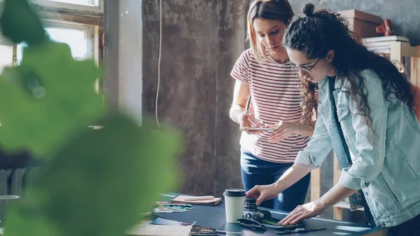 Jolies Jeunes Femmes Tiennent Près Table Plaçant Des Images Colorées — Photo