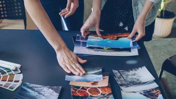 Close Shot Van Womens Handen Plaatsen Van Afbeeldingen Moderne Tafel — Stockfoto