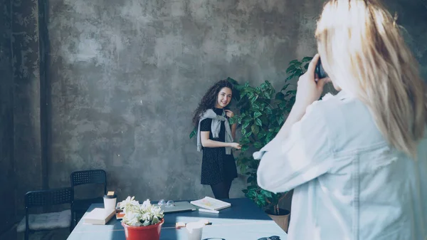 Attractive Girl Posing Large Green Plant While Female Colleague Photogrpahing — Stock Photo, Image