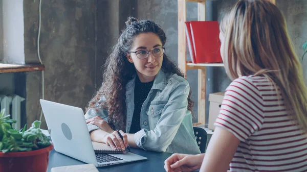 Fiatal Női Vállalkozó Beszél Neki Vonzó Partner Modern Office Közben — Stock Fotó