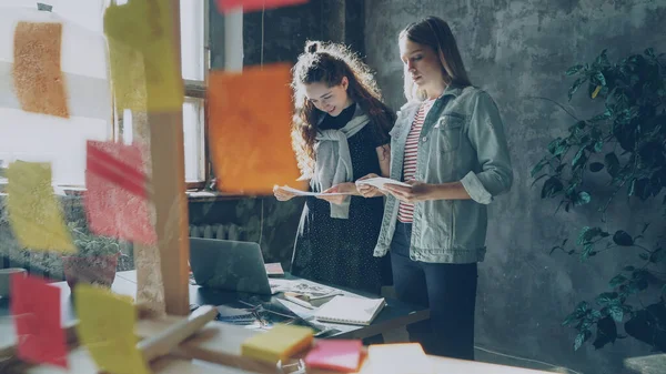 Glada Designers Står Nära Bord Loft Stil Office Och Att — Stockfoto