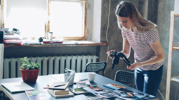 Fiatal Vonzó Női Blogger Digitális Fényképezőgép Segítségével Lőni Színes Képek — Stock Fotó