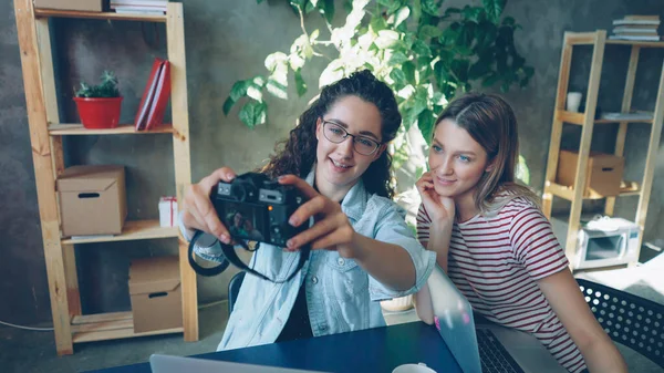 Jovens Designers Criativos Estão Posando Para Selfie Juntos Sentados Escritório — Fotografia de Stock