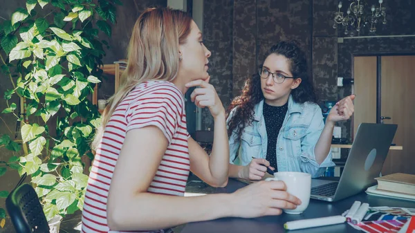 Young Ambitious Enterpreneurs Developing Business Strategy Sitting Modern Loft Style — Stock Photo, Image