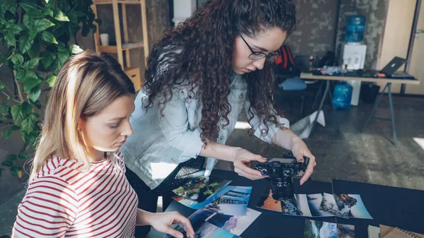 Kreativní Kolegové Umístění Obrázků Stůl Střelba Plochý Ležela Přitom Hovořit — Stock fotografie