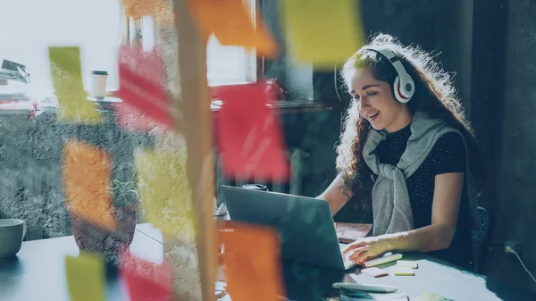 Attraktiv Kvinnlig Student Lyssnar Musik Med Hörlurar Dans Och Sång — Stockfoto