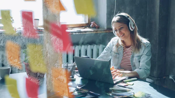 Creative Young Businesswoman Listening Music Headphones Dancing While Working Desk — Stock Photo, Image