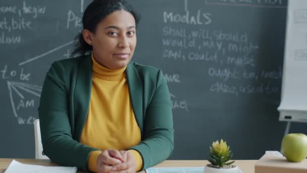 Zeitlupenporträt Eines Hochschullehrers Der Mit Kreidetafel Klassenzimmer Sitzt Und Lächelnd — Stockvideo