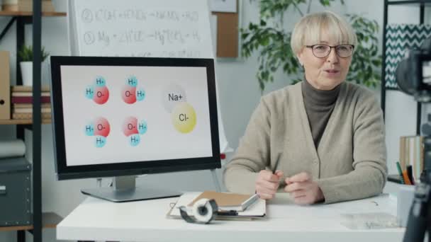 ソーシャルメディアで化学についての影響力のある記録ビデオ 自信のある女性は コンピュータの画面で話すと指す — ストック動画