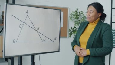 Okul öğretmeninin portresi, covid-19 salgını sırasında elektronik kurulda online ders verdiğine işaret ediyor. Uzaktan eğitim ve sosyal izolasyon kavramı.