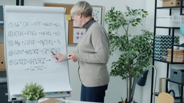 Selbstbewusste Hochschullehrerin Die Mit Studenten Online Arbeitet Die Bord Schreiben — Stockvideo