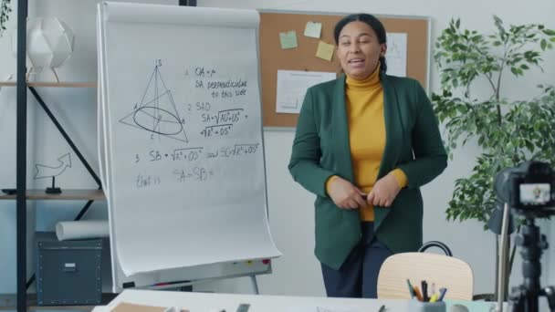 Donna Afroamericana Che Registra Contenuti Istruzione Vlog Insegnamento Matematica Guardando — Video Stock