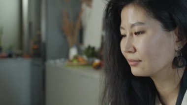 Evde daktilo yazarak çalışan hırslı genç bir bayanın iş aktivitelerine odaklanmış dizüstü bilgisayarla yakın çekimi. Modern teknoloji ve girişimci konsepti.