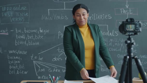 Afroameričanka Vyučující Angličtinu Třídě Nahrávání Videokamerou Karton Gramatickými Pravidly Viditelnými — Stock video