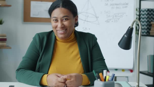 Hochschullehrer Bei Einer Online Vorlesung Über Mathematik Mit Visueller Hilfe — Stockvideo