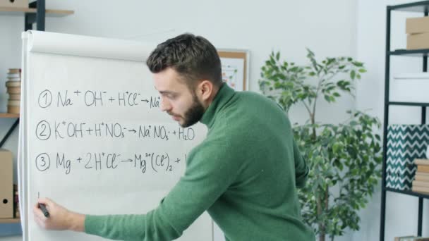 Professor Química Escrever Fórmula Bordo Falando Olhando Para Câmera Dando — Vídeo de Stock