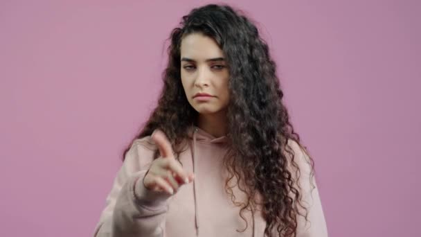 Porträtt Sträng Ung Kvinna Viftande Finger Förbjuder Och Tittar Kameran — Stockvideo