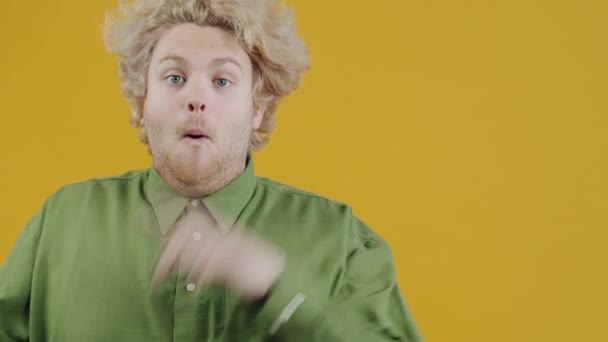Heyecanlı Genç Adamın Portresi Yan Tarafı Gösteriyor Sarı Arka Planda — Stok video