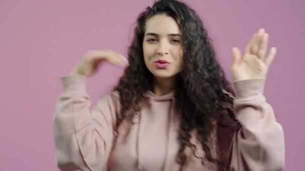 Portret Van Vrolijke Vrouwelijke Student Dansen Plezier Hebben Alleen Kijkend — Stockvideo