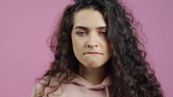 Närbild Porträtt Nervös Ung Kvinna Korsning Fingrar Och Mot Rosa — Stockvideo