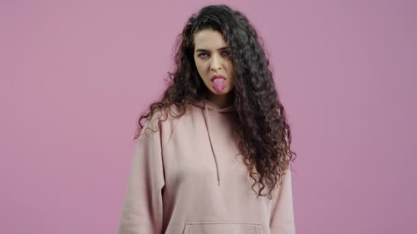 Portret Van Een Grappige Jonge Vrouw Die Gezichten Trekt Dan — Stockvideo