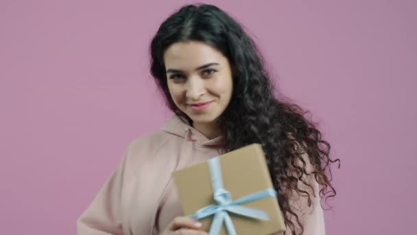 Porträt Der Schönen Mädchen Mit Dekorierten Geschenkbox Dann Streckt Sie — Stockvideo