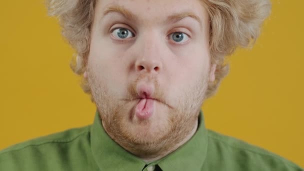 Портрет Молодого Чоловіка Який Робить Пухкі Губи Смішні Очі Дивлячись — стокове відео