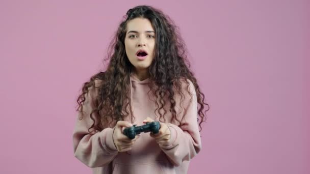 Oyun Oynayan Neşeli Öğrencinin Portresi Joystick Kullanarak Pembe Arka Planda — Stok video
