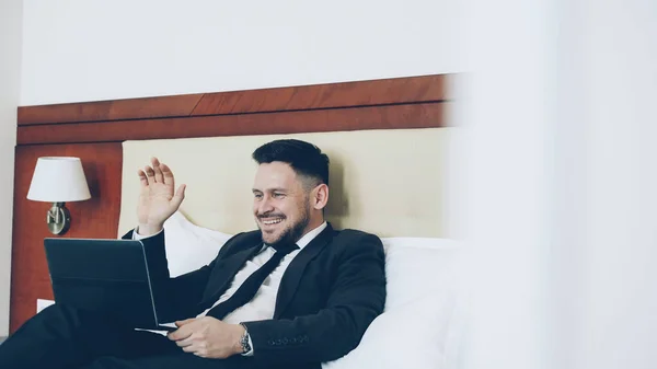 Boldog Vidám Üzletember Család Keresztül Online Video Beszélgetés Segítségével Laptop — Stock Fotó