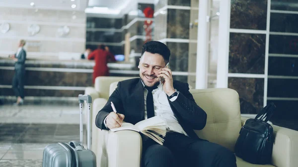 Pan Tiro Empresário Confiante Alegre Falando Telefone Celular Sorrindo Escrevendo — Fotografia de Stock