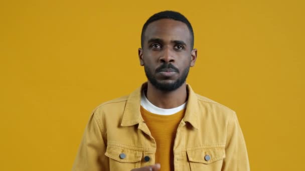 Porträt Eines Hoffnungsvollen Jungen Afroamerikanischen Mannes Der Auf Gelbem Hintergrund — Stockvideo