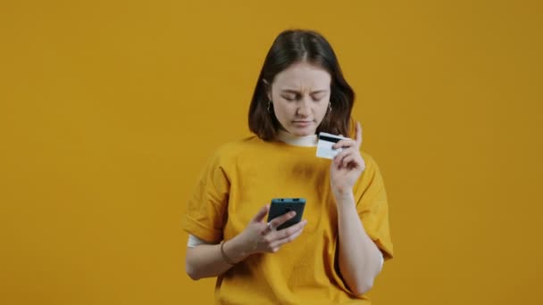 Portret Uroczej Dziewczyny Robiącej Zakupy Online Przy Użyciu Smartfona Płacącego — Wideo stockowe