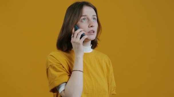 Retrato Una Joven Feliz Hablando Por Teléfono Móvil Sonriendo Disfrutando — Vídeos de Stock