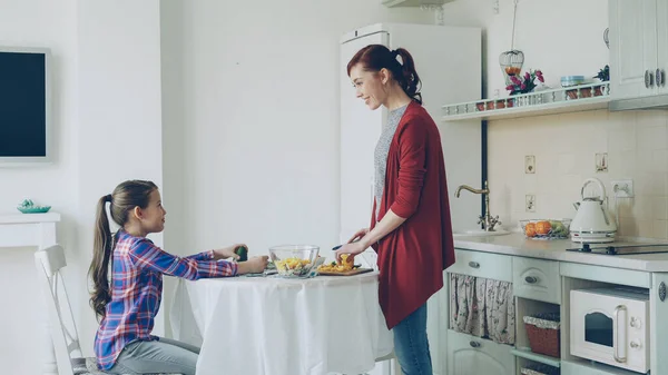 Mãe Alegre Filha Fofa Conversando Alegremente Cozinha Moderna Mãe Está — Fotografia de Stock