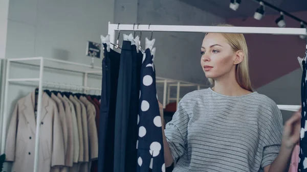 Mujer Rubia Atractiva Está Mirando Ropa Brillante Moda Los Carriles —  Fotos de Stock