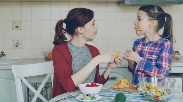 Alegre Madre Alegre Hija Divertirse Mueca Tonta Con Verduras Mientras — Foto de Stock