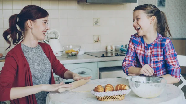 Jeune Mère Rouler Pâte Parler Petite Fille Mignonne Tout Cuisinant — Photo