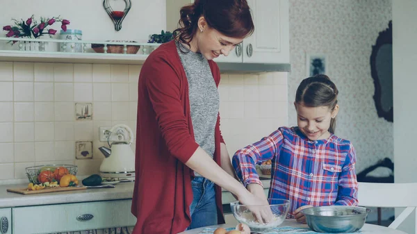 Petite Fille Joyeuse Aidant Mère Dans Cuisine Mélanger Pâte Pour — Photo