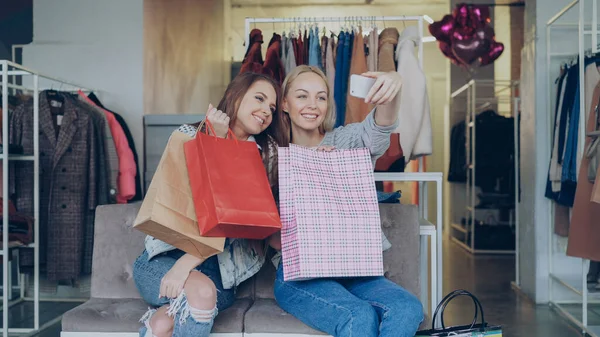 Amigas Atraentes Estão Usando Smartphone Para Fazer Selfie Enquanto Estão — Fotografia de Stock