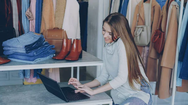 Çekici Genç Işkadını Oturan Onun Bayan Giyim Mağazası Içinde Laptop — Stok fotoğraf