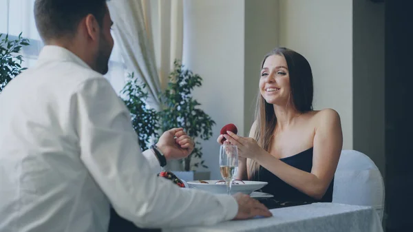 Güzel Genç Bir Kadın Restorandaki Erkek Arkadaşından Evlilik Teklifi Aldıktan — Stok fotoğraf