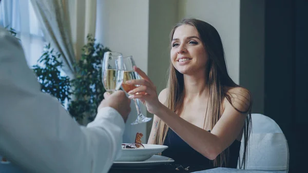 Aantrekkelijke Vriendin Vriend Fance Kleding Zijn Rammelende Bril Champagne Drinken — Stockfoto